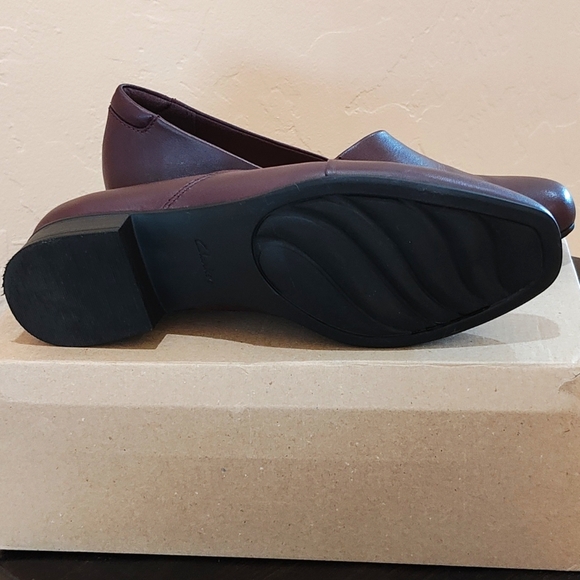 Clark's slip-on burgundy flats - Picture 6 of 6